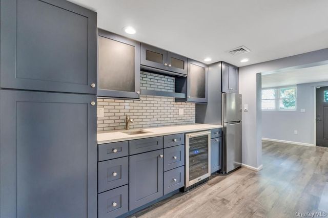 3 Drake Lane, Kings Park, NY 11754