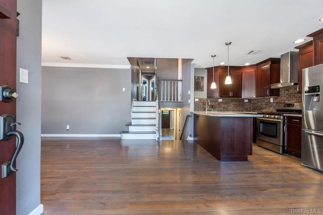 3 Drake Lane, Kings Park, NY 11754