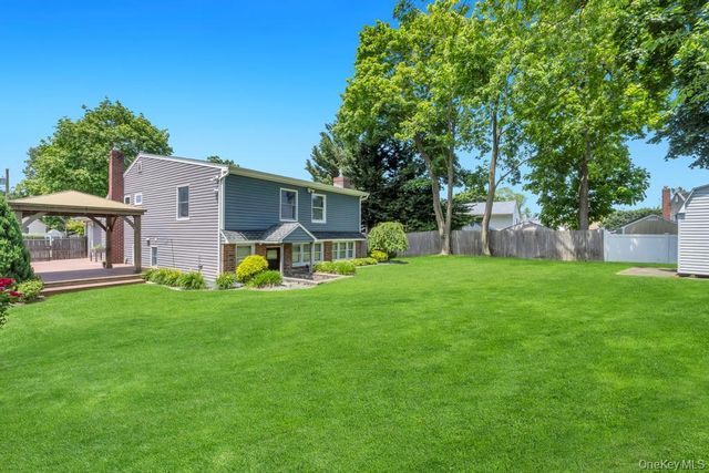 3 Drake Lane, Kings Park, NY 11754