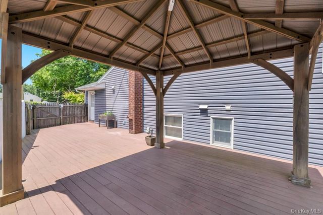 3 Drake Lane, Kings Park, NY 11754