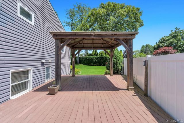 3 Drake Lane, Kings Park, NY 11754