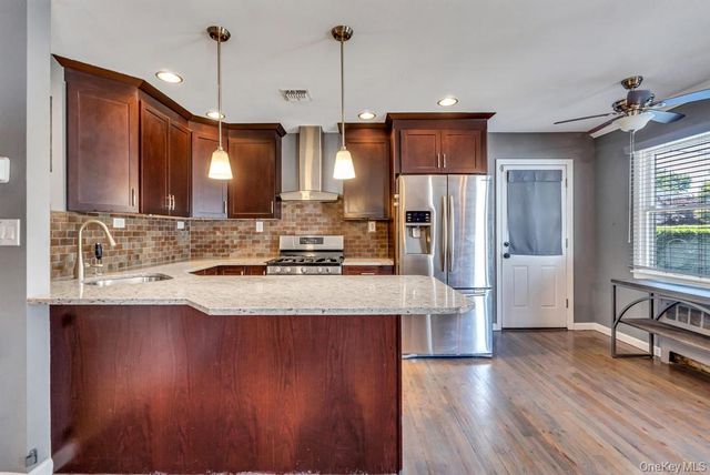 3 Drake Lane, Kings Park, NY 11754