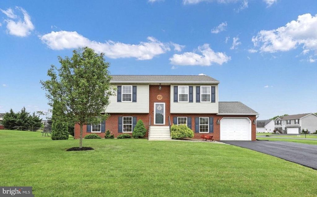852 BRISTOL DRIVE, Greencastle, PA 17225