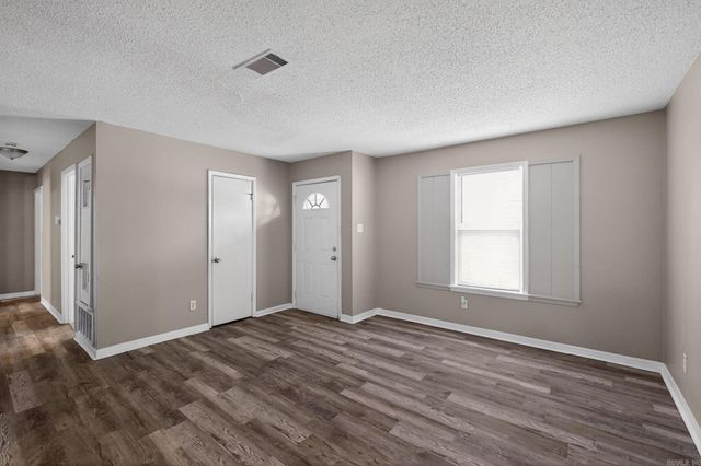 6 Wagon Circle, Little Rock, AR 72209