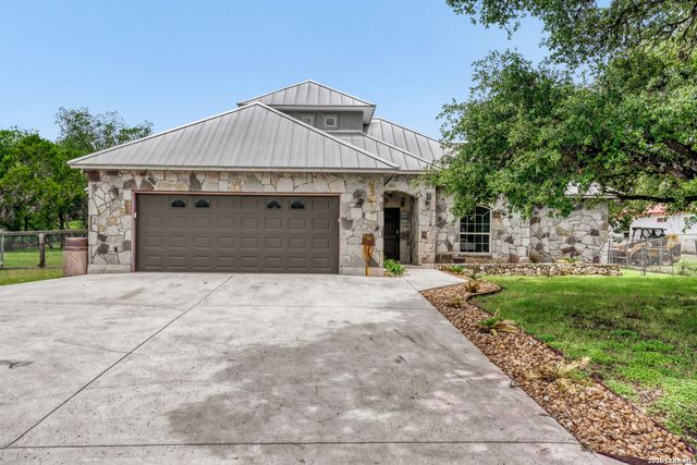 748 CANYON OAKS DR, Canyon Lake, TX 78133