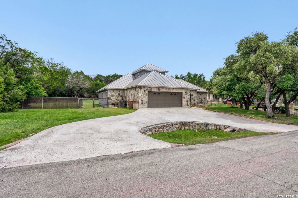 748 CANYON OAKS DR, Canyon Lake, TX 78133