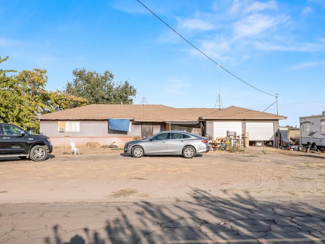 9890 S Hayes Avenue, Raisin City, CA 93652