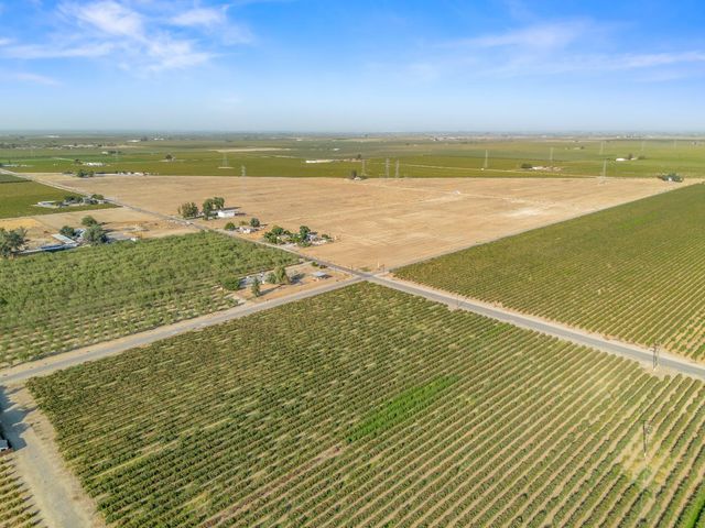 9890 S Hayes Avenue, Raisin City, CA 93652