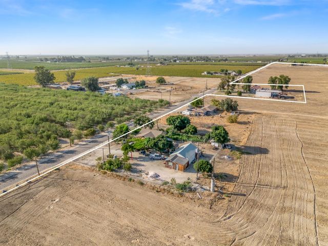 9890 S Hayes Avenue, Raisin City, CA 93652