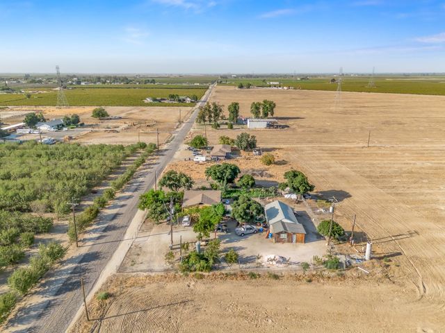 9890 S Hayes Avenue, Raisin City, CA 93652