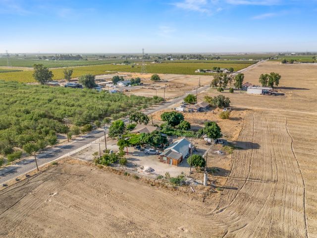 9890 S Hayes Avenue, Raisin City, CA 93652