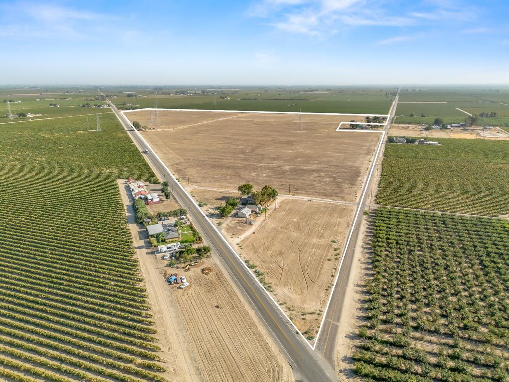 9890 S Hayes Avenue, Raisin City, CA 93652