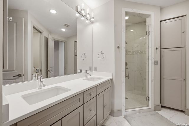 423 TULOROSA RDG, Helotes, TX 78023