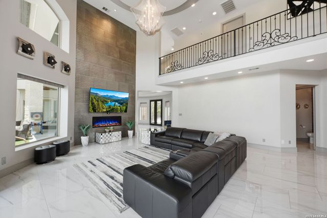 423 TULOROSA RDG, Helotes, TX 78023
