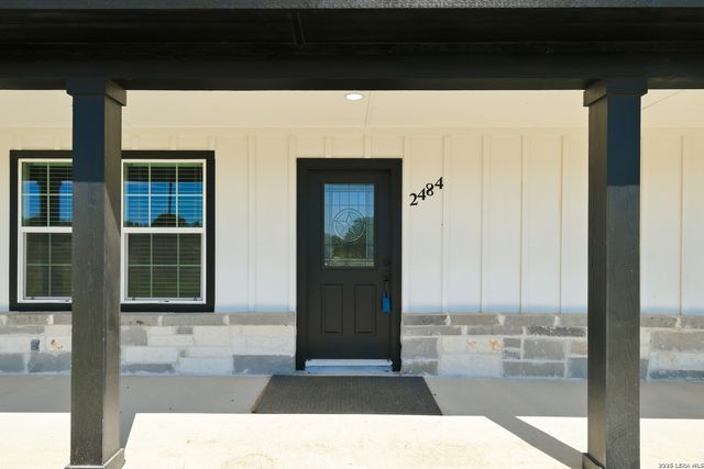 2484 County Road 120, Floresville, TX 78114