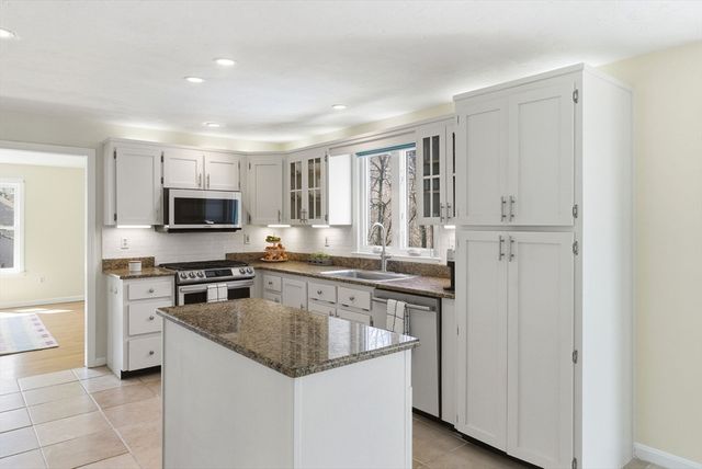 148 Bracken Dr, Marlborough, MA 01752