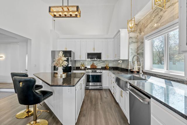 9154 Edinburgh Lane, Woodbury, MN 55125