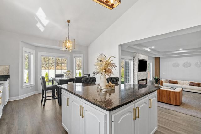 9154 Edinburgh Lane, Woodbury, MN 55125