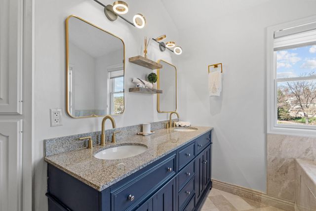 9154 Edinburgh Lane, Woodbury, MN 55125