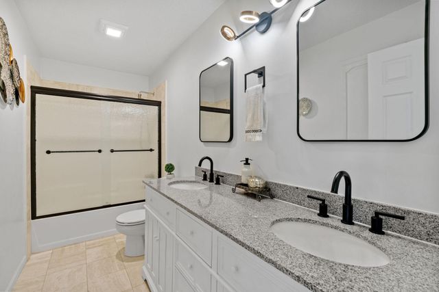 9154 Edinburgh Lane, Woodbury, MN 55125