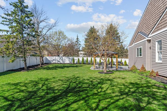 9154 Edinburgh Lane, Woodbury, MN 55125