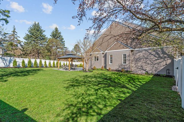 9154 Edinburgh Lane, Woodbury, MN 55125