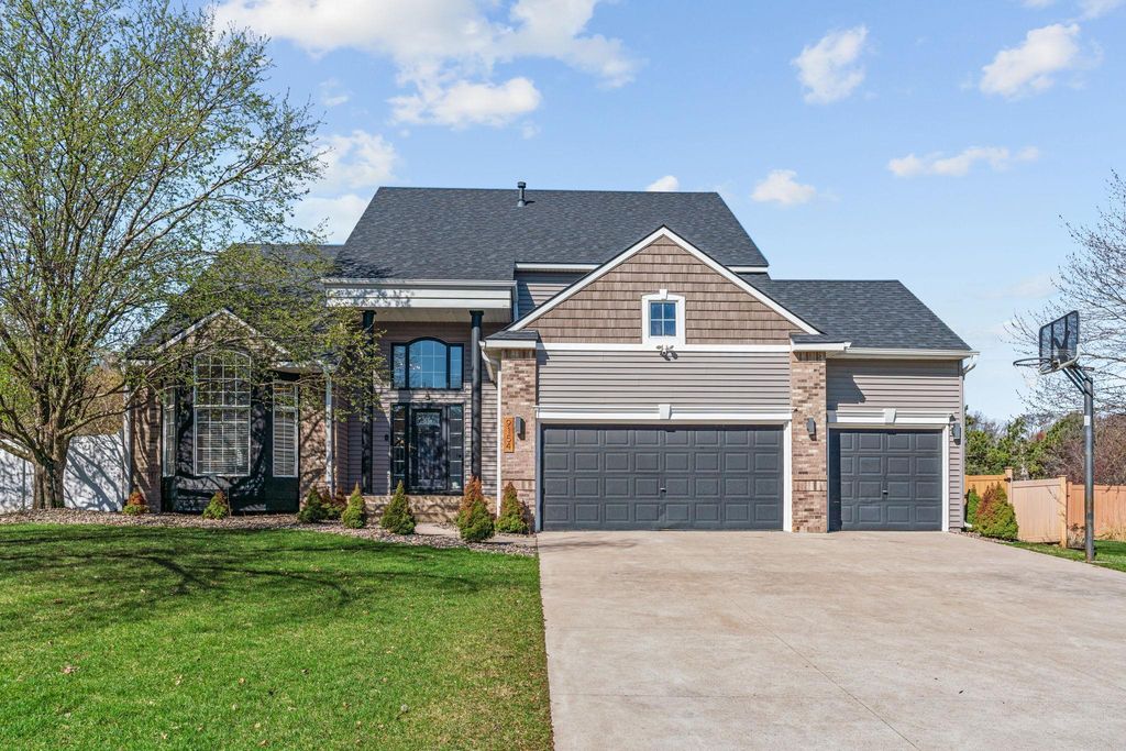 9154 Edinburgh Lane, Woodbury, MN 55125