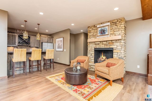 9004 E Black Walnut Cir Circle, Sioux Falls, SD 57110