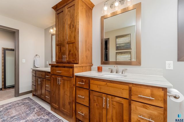 9004 E Black Walnut Cir Circle, Sioux Falls, SD 57110