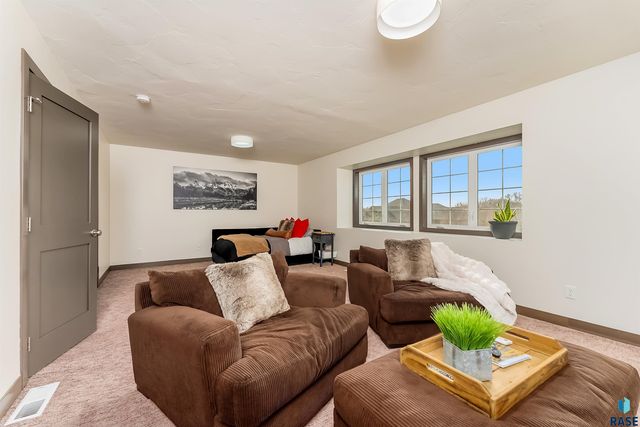 9004 E Black Walnut Cir Circle, Sioux Falls, SD 57110