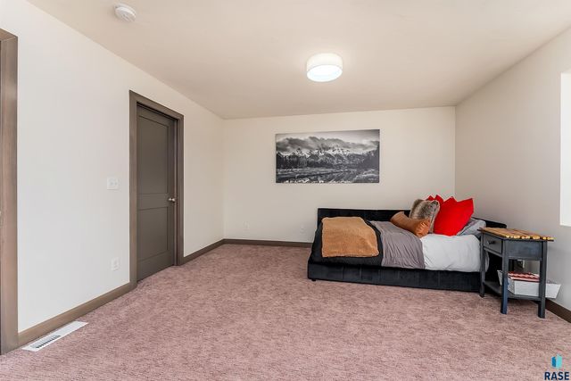 9004 E Black Walnut Cir Circle, Sioux Falls, SD 57110