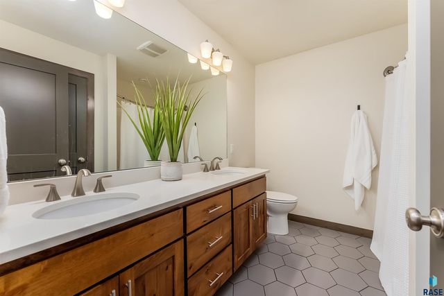 9004 E Black Walnut Cir Circle, Sioux Falls, SD 57110