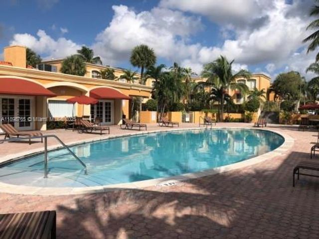 18101 NW 68th Ave E201, Hialeah, FL 33015