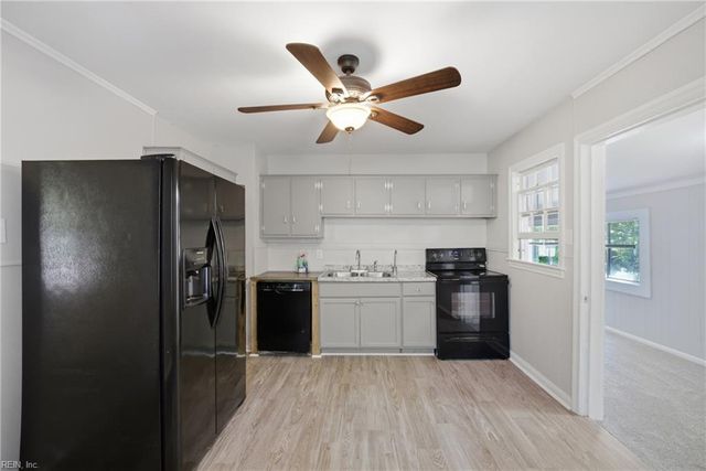 10 Brentwood DR, Hampton, VA 23669