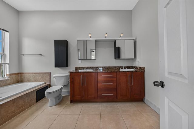 2700 NE 8th Avenue, Wilton Manors, FL 33334
