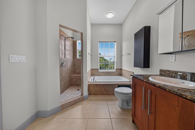2700 NE 8th Avenue, Wilton Manors, FL 33334