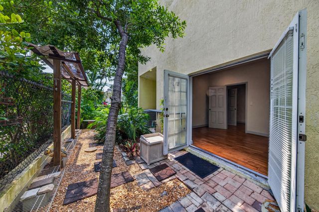 2700 NE 8th Avenue, Wilton Manors, FL 33334
