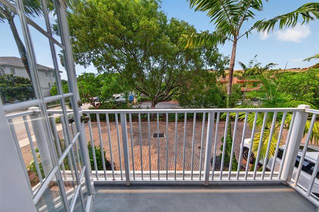 2700 NE 8th Avenue, Wilton Manors, FL 33334