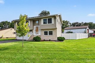 136 Augusta Road, Oswego, IL 60543