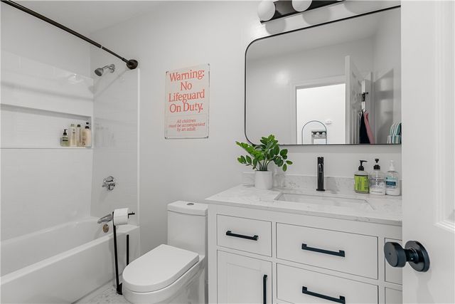 26 West Narragansett Avenue 6, Newport, RI 02840