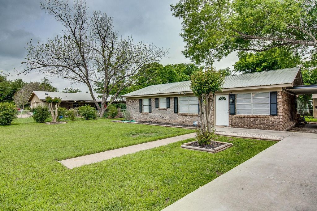 704 Laurel ST, Bastrop, TX 78602