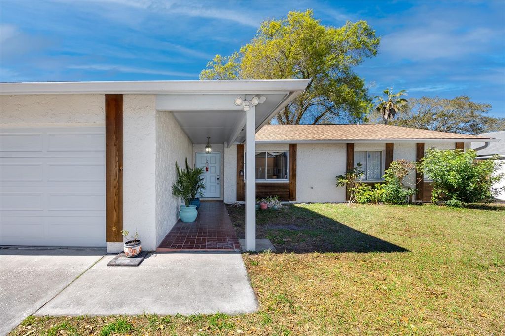 Image 3 of property listing at 14012 CASCADE LANE, Tampa, FL 33618