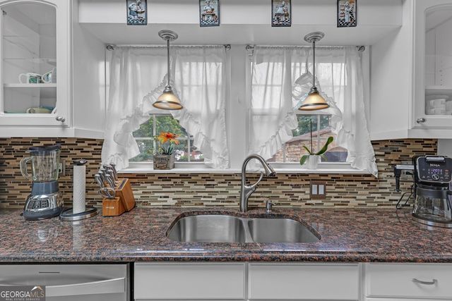 569 Garner Way NW, Lilburn, GA 30047
