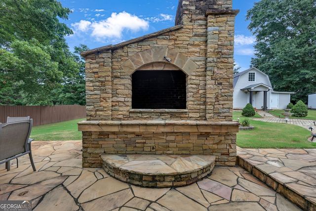 569 Garner Way NW, Lilburn, GA 30047