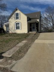 946 Sherman Avenue, Leavenworth, KS 66048