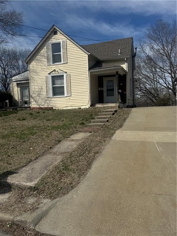 946 Sherman Avenue, Leavenworth, KS 66048