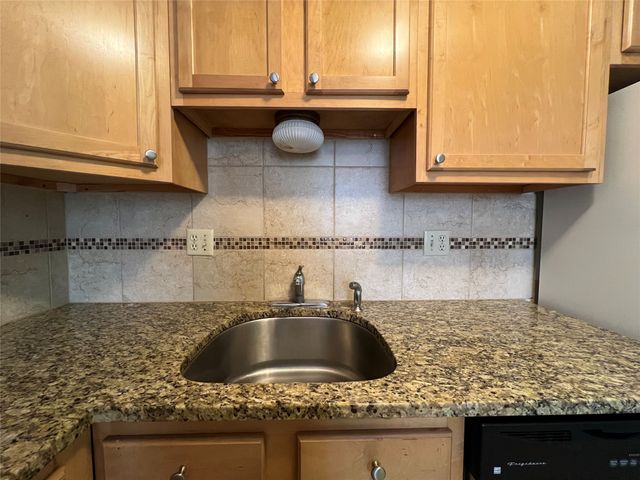 7815 Douglas Avenue 101, Urbandale, IA 50322