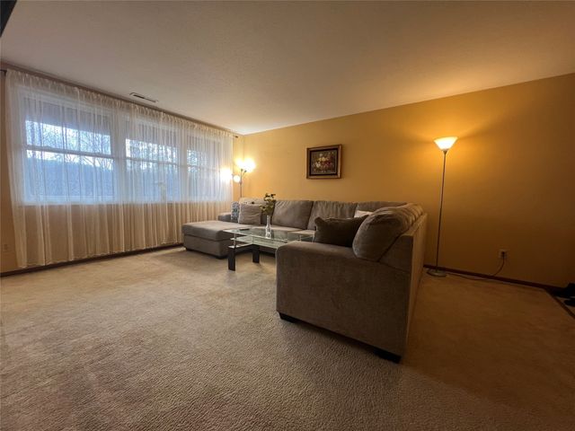 7815 Douglas Avenue 101, Urbandale, IA 50322