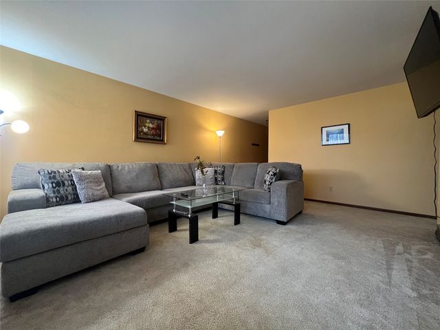 7815 Douglas Avenue 101, Urbandale, IA 50322