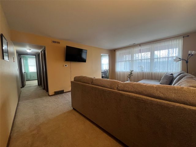 7815 Douglas Avenue 101, Urbandale, IA 50322